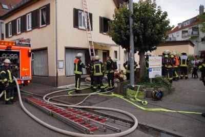 Stuttgart Hedelfingen: Grossalarm fuer Feuerwehr aufgrund Zimmerbrand